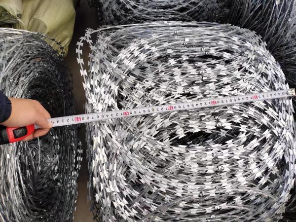 Hot Dip Galvanized Barbed Wire Concertina Coil Bto-22 / Cbt-65