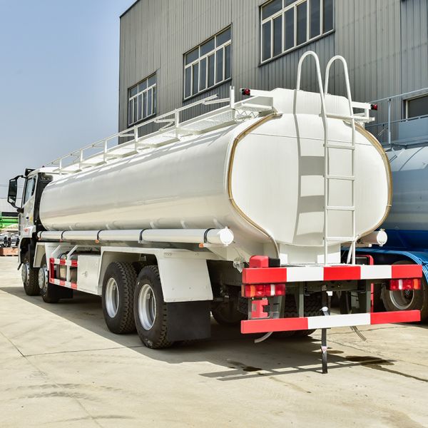 SINO Truck HOWO 25000L 12 Wheel Carbon Steel Fuel Oil Tanker Truck Tank Transport