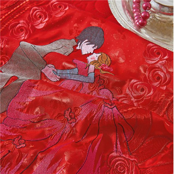 Un ensemble de lit de mariage de luxe en quatre pièces avec couette imprimée et feuille de couette 100% coton