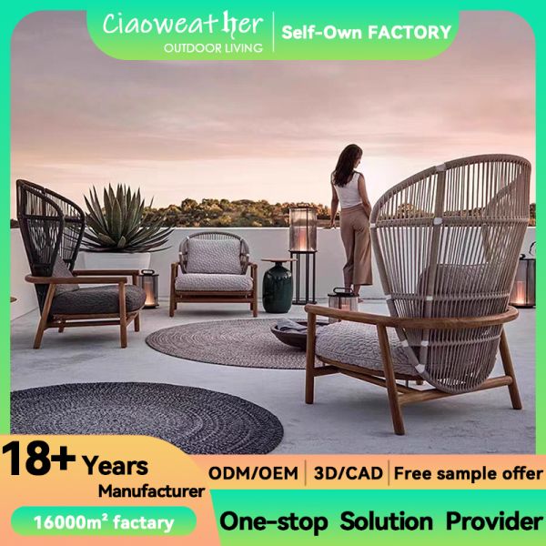 Patio en un lujoso refugio con marco de teca y muebles de cojines resistentes al agua