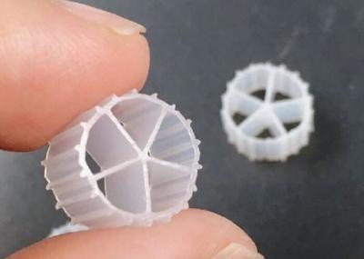 Preço barato de flutuação dos meios do material safty resistente UV do fda das salas do processo 5 do HDPE 10*7MM MBBR BIOBALLS IFAS