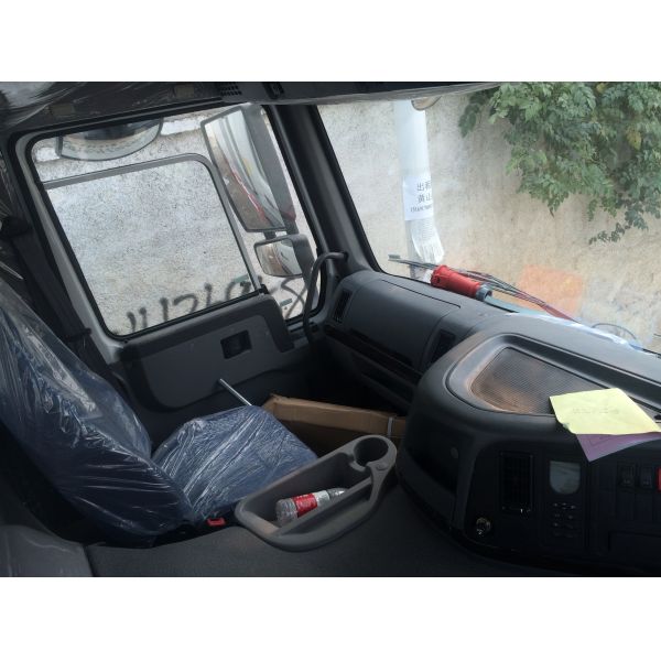 CCC / BV Sinotruk Refrigerator Box Truck 8x4 With HOWO 70 Cabin