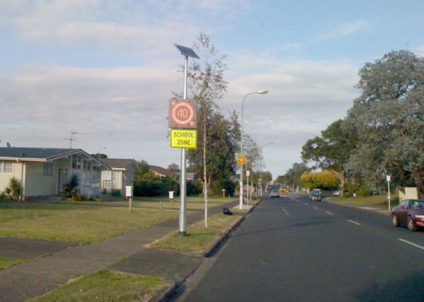 Auto Dimming Flashing Speed Limit Signs , Led Programmable Sign Easily Operation By Hand