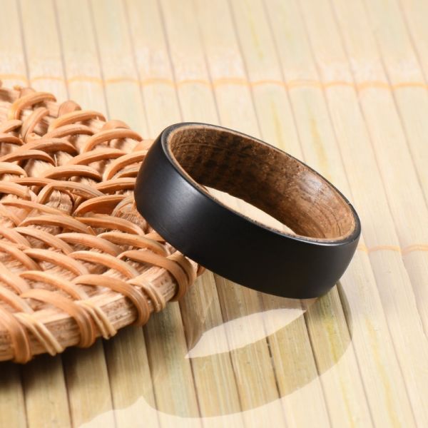 Anillo de carburo de tungsteno negro de boda para hombres Barril de whisky Insert de madera con cúpula 8 mm