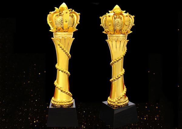 O troféu projetado elegante e luxuoso da resina, ouro chapeou a lembrança gloriosa