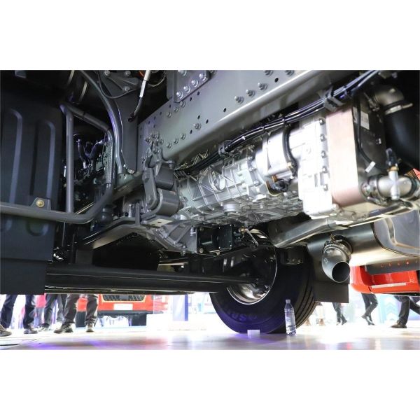HOWO TS7 Heavy Truck 700HP 6X4 Hydraulic Buffer LNG Automatic Transmission High Roof Tractor