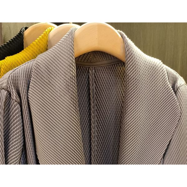 Spring 2025 Women's Solid Color Lapel Long Sleeved Pleated Women's Long Coat