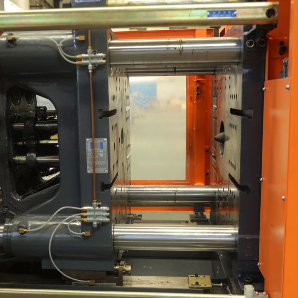Advanced Cooling System small vertical injection molding machine including aluminum sheet hot bed material engineered for plastic molding