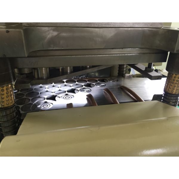 Máquina mecánica de aluminio de la prensa de la cápsula de la medicina con la línea de alimentación