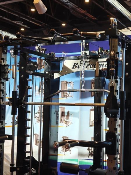 Cage électrique commerciale tout-en-un: support de squat et équipement d'haltérophilie avec machine Smith multifonctionnelle