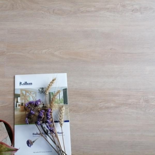Elegante piso de PVC de madera plástico compuesto SPC vinilo de paso rápido para interiores
