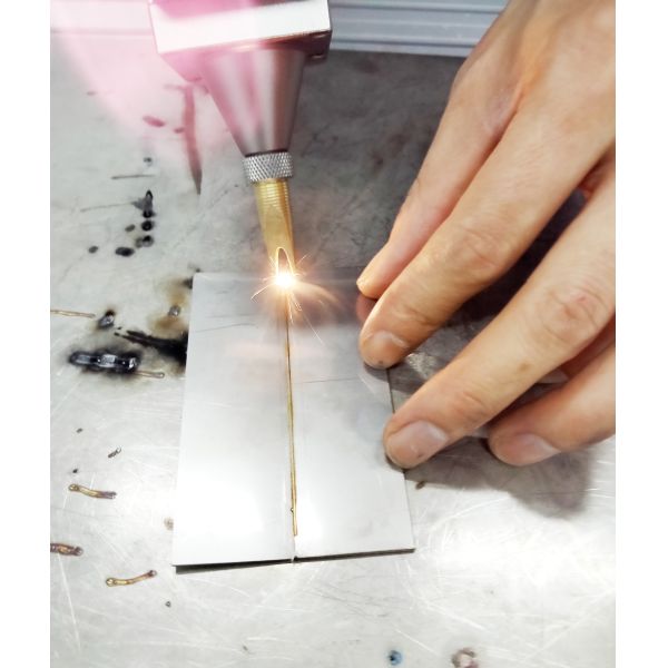 Handheld 1000W 1500W 2000W Laser Welder For Metal Products