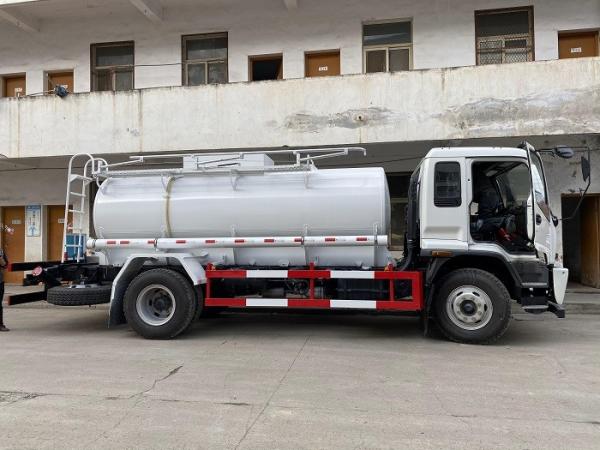 China 7cbm/7m3/7,000Liters Isuzu Tank Vehicles 7 Tons Chemical Liquid Tanker Truck to Djibouti