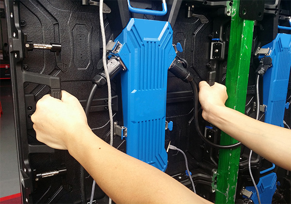 Водоустойчивый на открытом воздухе шкаф заливки формы проката П4.81 500*1000мм стены СИД видео-