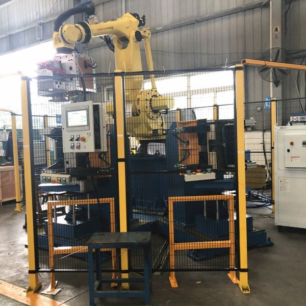 Ligne de production automatique de soudage robotisé pour la fabrication de réservoirs de carburant