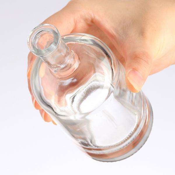 750 ml de vidro transparente cilindrica garrafa de vinho de vodka com cortiça feita por garrafa de licor chinês