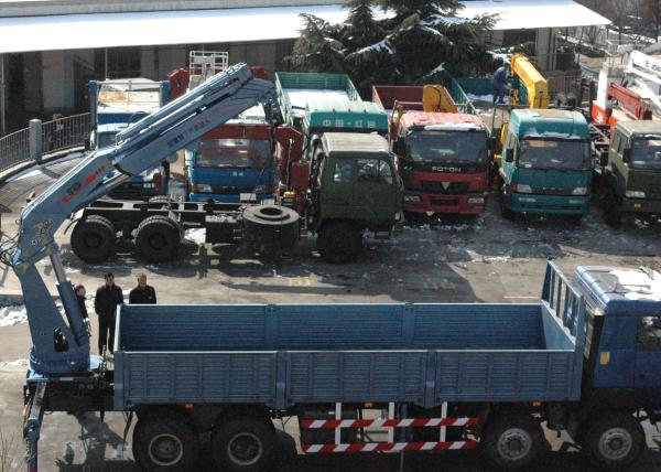 Durable 16 Ton Transporting Articulated Boom Crane , Hydraulic System