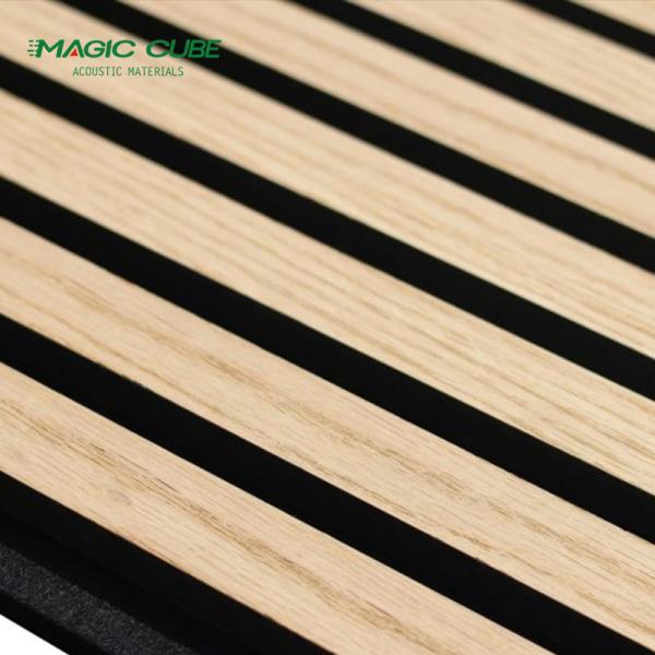 Painéis de madeira absorventes de som para decoração de paredes e tetos interiores em salas de estar