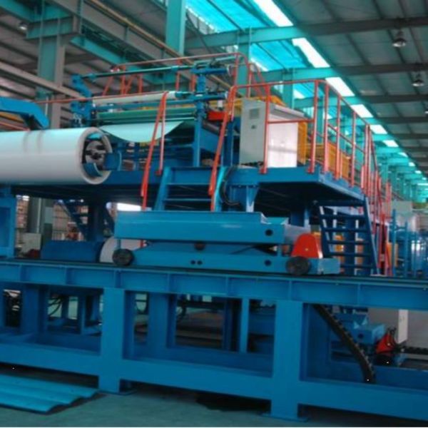 5.5KW PLC Control PU Sandwich Panel Производственная линия с автоматическим ручным распылителем