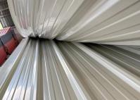 Le toit blanc de PVC de largeur de 1130mm couvre de tuiles l'environnement vert ridé couvrant la feuille