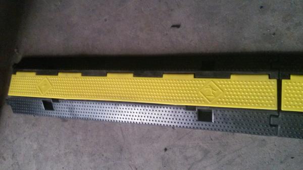 Cable Cross 2 Way Outdoor Rubber Cable Protector Stage Truss Fitting Black / Yellow