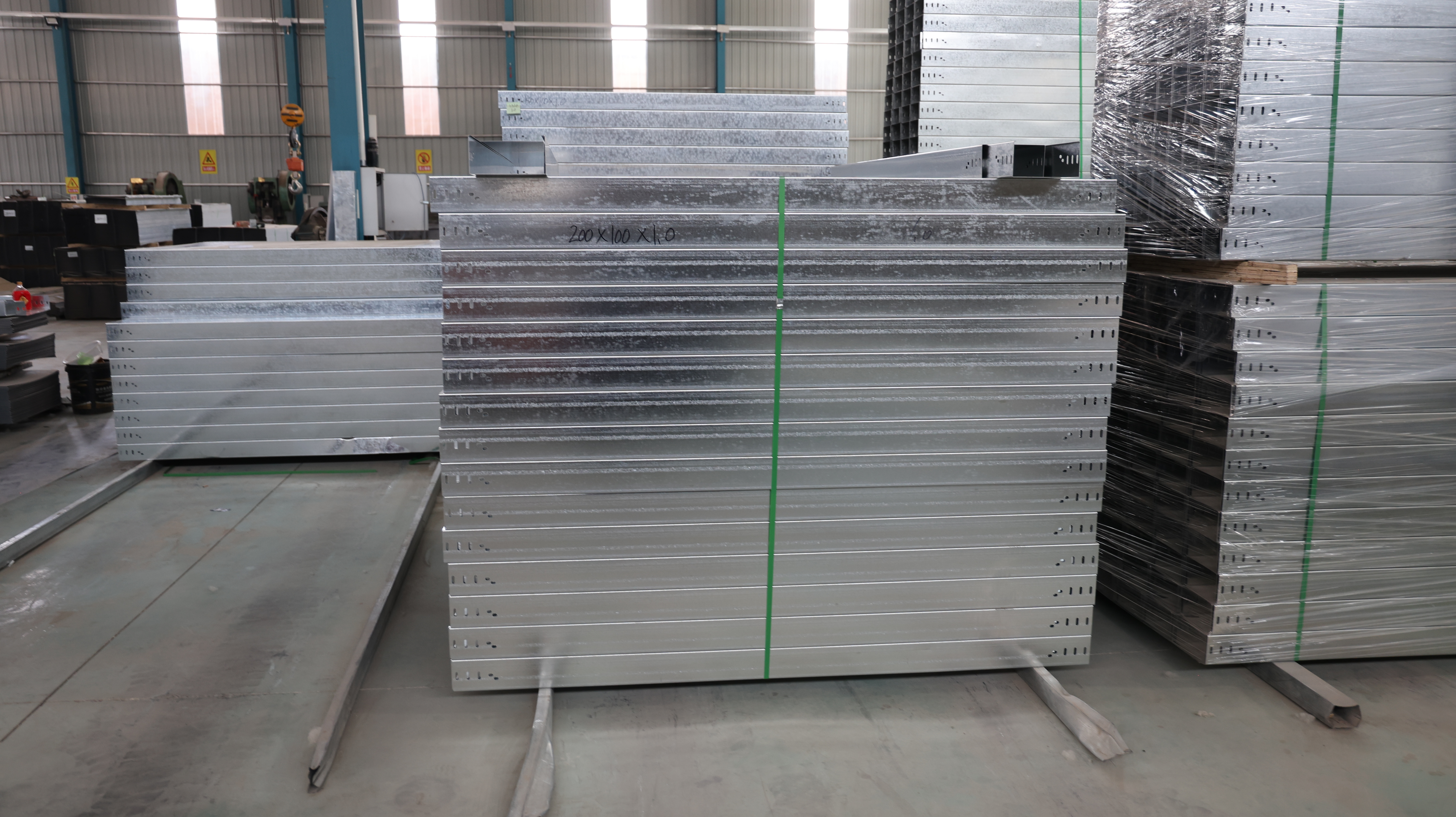 Custom Sizes Solid Base Enclosed Cable Trough with Sealed Enclosed Barrier Protection and Rich Surface Anti-Corrosion Solutions