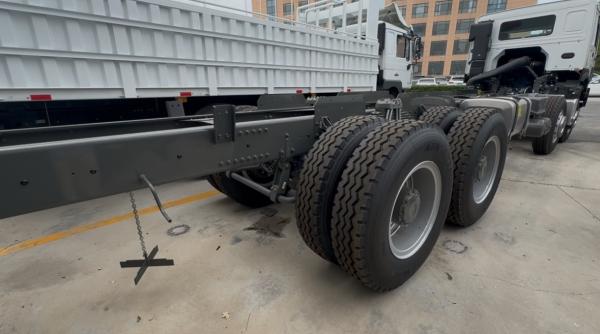 Sinotruk HOWO 8X4 Cargo Truck 400hp 12 Wheels Ghost Face Cab