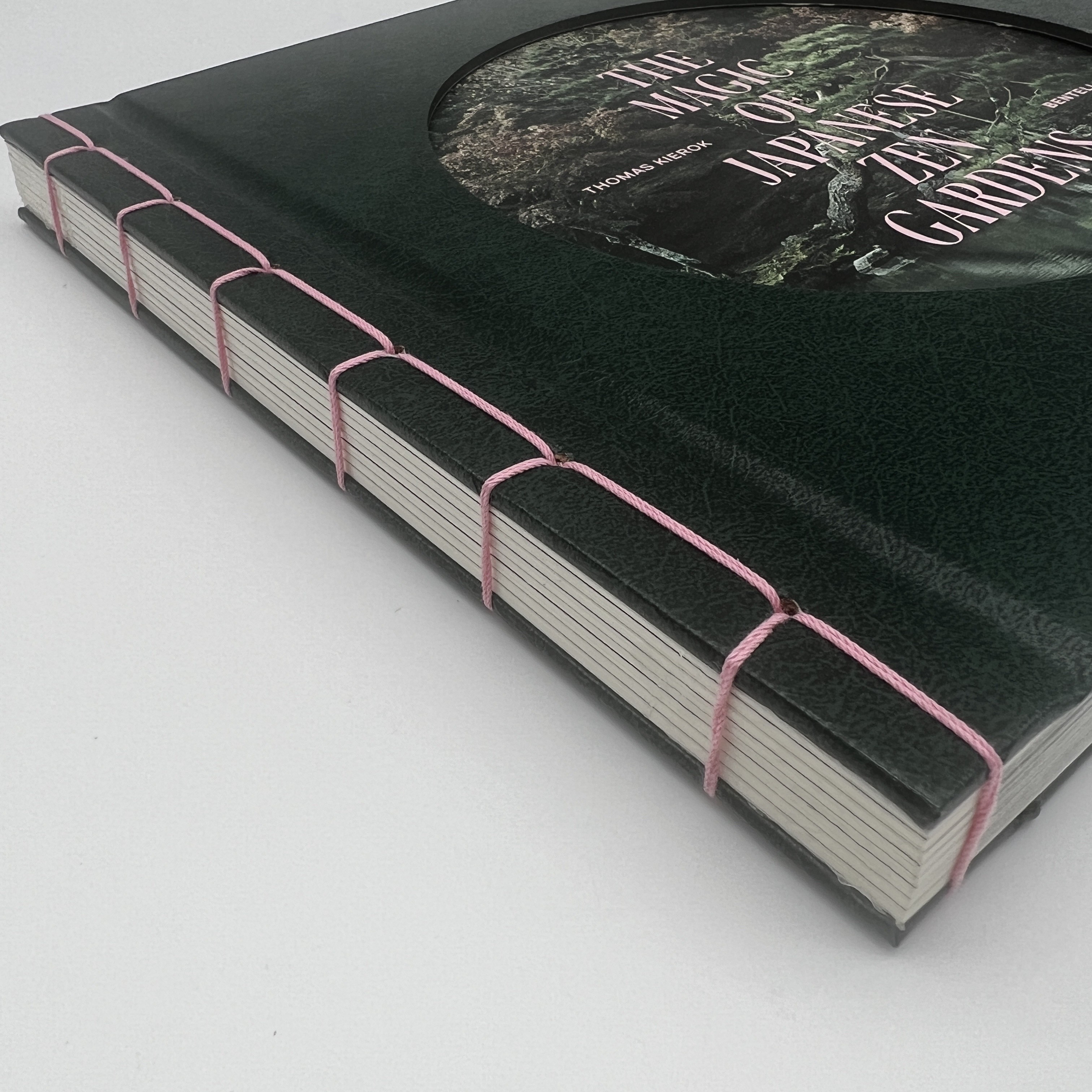 Древние японские книжные книжки, объединенные в виде бумажных книжек.