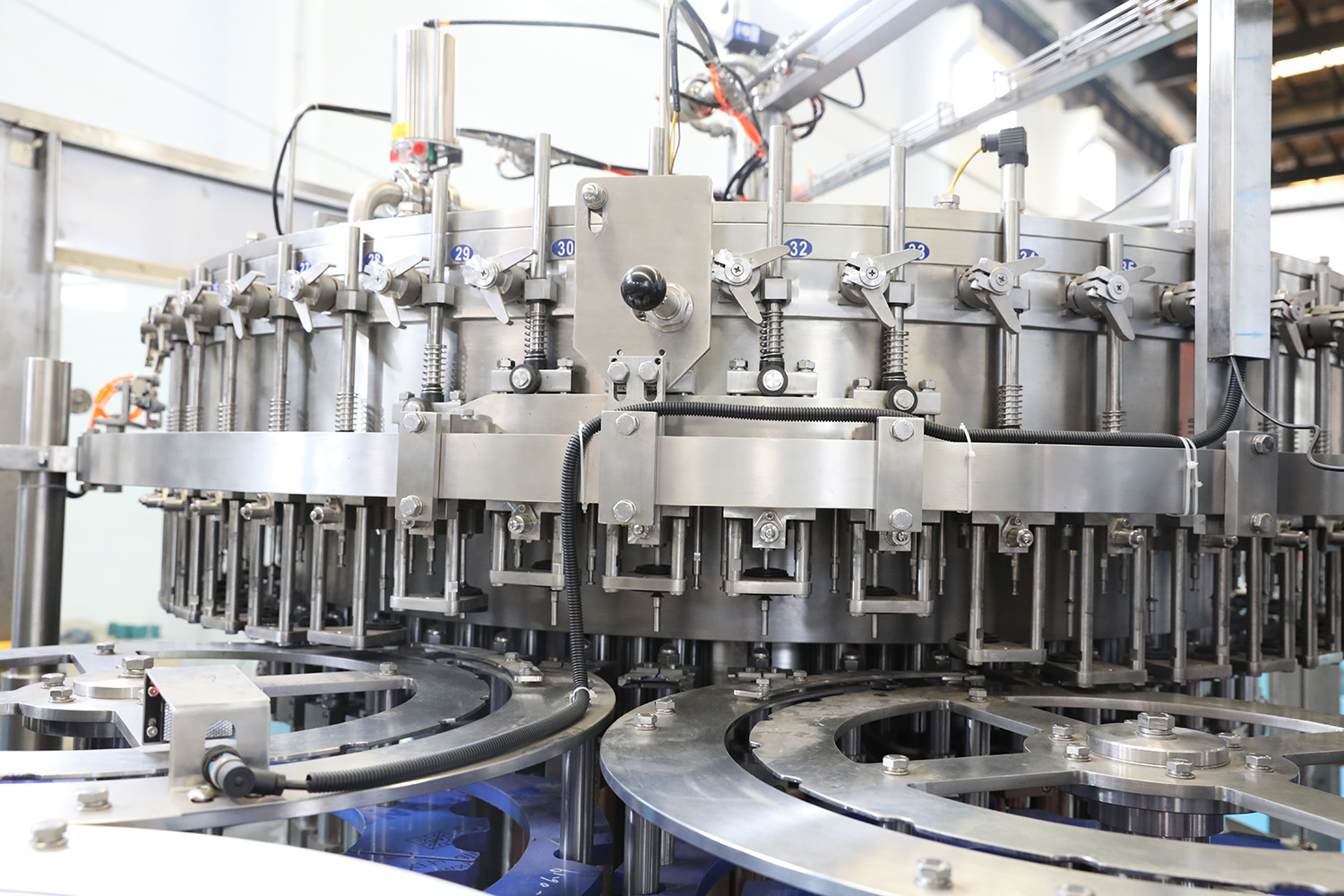 Головы машины завалки 40 напитка CSD 10000bph заполняя с системой CIP очищая