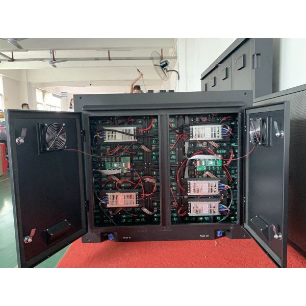 Водоустойчивый модуль приведенный дисплея 6500КД РГБ СМД1921 П3 на открытом воздухе