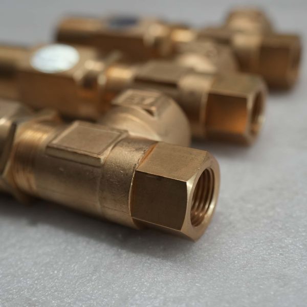 Soupape de sécurité pour balayeuse-laveuse : Protège la pompe à eau haute pression et régule le circuit d'eau