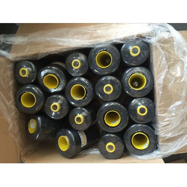 Яркий поток белых/черноты шить, сырцовая белизна закрутил поток полиэстера шить