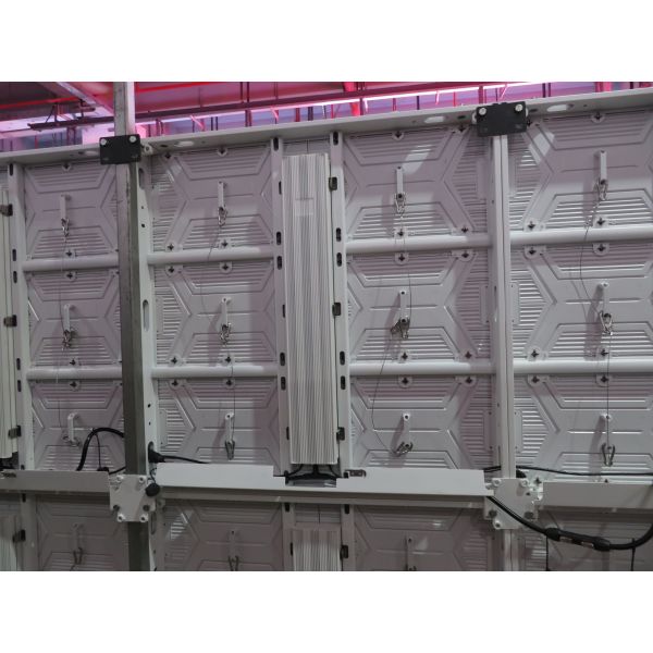 960*960mm Media Facade LED Display with 6500nits Brightness IP65 Protection and 3840Hz Refresh Rate for Outdoor Use
