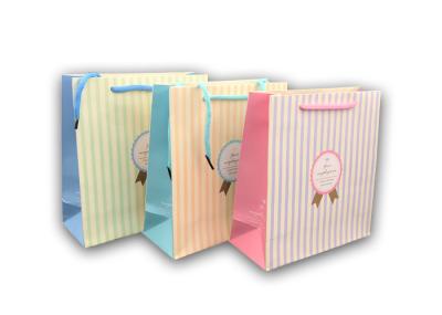 Petits sacs de fantaisie mignons de cadeau de Brown avec l'aspect à la mode de poignées