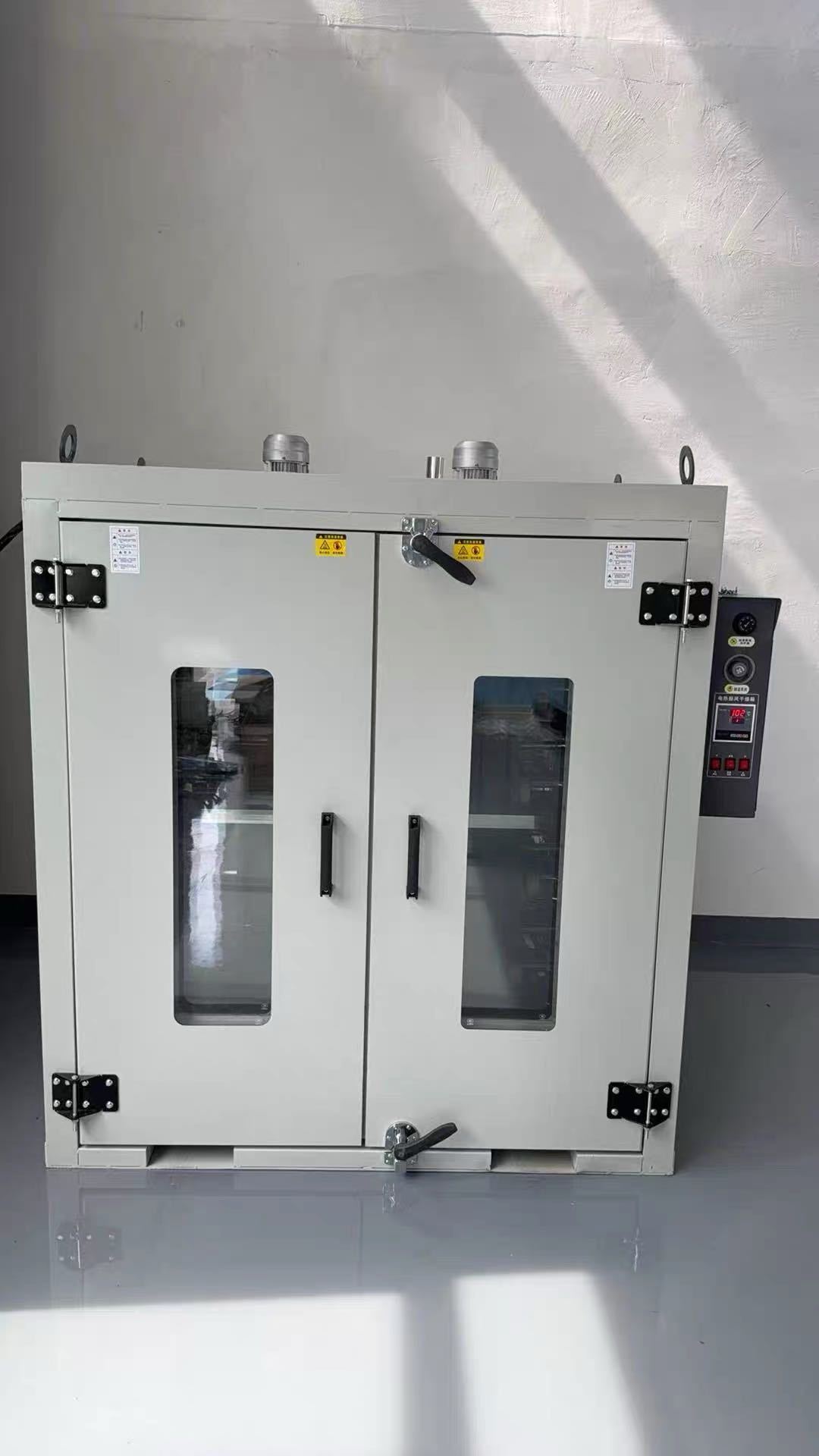 0.1° Temperature Resolution 4.5KW Heating Power Electric Blast Drying Oven with ±0.5° Temperature Fluctuation