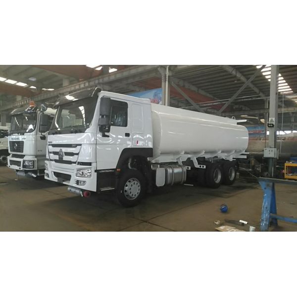 8x4 HOWO Heavy Duty Chemical Liquid Tanker Truck 11990 × 2500 × 3563 Overall Dimension