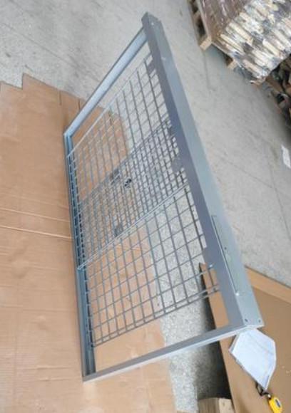 Silver Color Grid Structure Custom Display Rack Wire Grid Door Kit Erosion Resistant