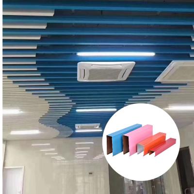 Tecto de alumínio linear com lâminas metálicas