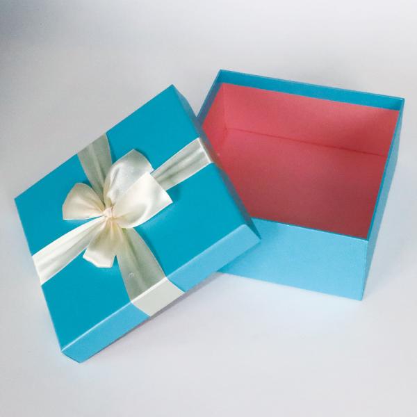 Boîte-cadeau de empaquetage de papier de logo fait sur commande de Zhonghao avec le ruban