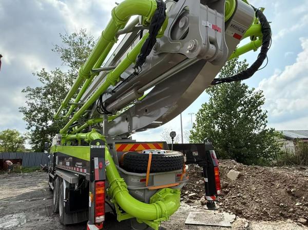 2025 3 Axles Concrete Boom Pump Truck Zoomlion 47m Equipped with FAW Chassis