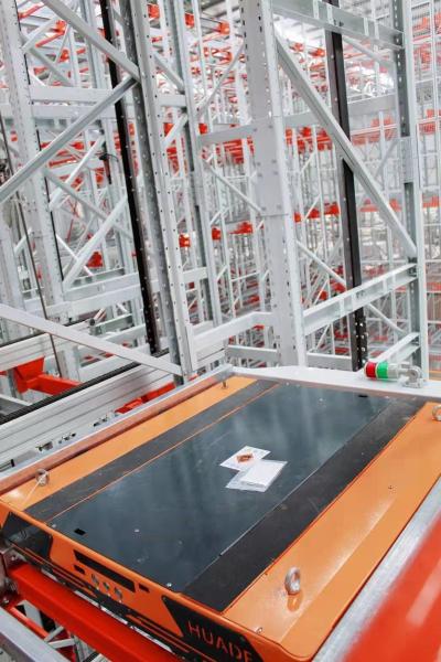 Système ERP Quatre voies de radio Shuttle Racking réduire les coûts de main-d'œuvre de 30%
