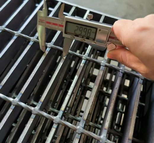 Heavy Duty Galvanized Serrated Steel Grating - Pressure Locked Bar Grating for Industrial Platforms