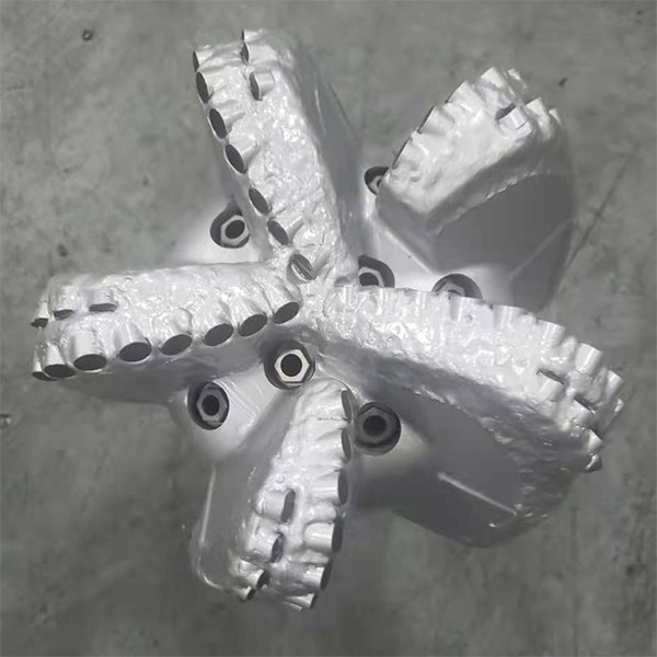 鋼鉄ボディPDC穴あけ工具9。- 1/2のインチのダイヤモンドPDCの挿入物は石油開発の装備ビットのかんだ