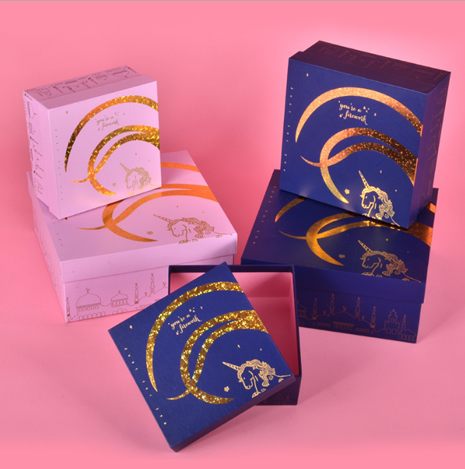 Подарочная коробка младенца единорога мультфильма установленная с подарочной коробкой руки