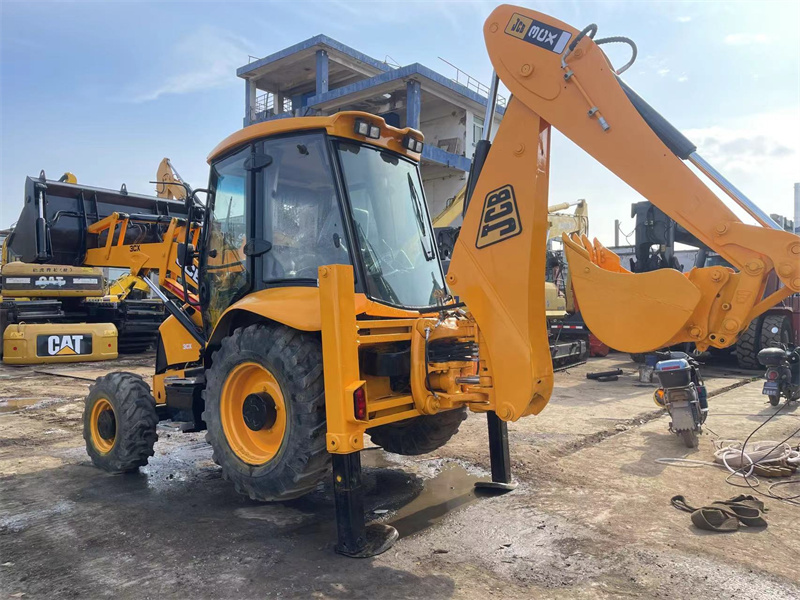 Использованная буровая установка JCB 3CX Использованная буровая установка JCB на колесах В хорошем состоянии