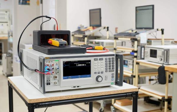 5560A High Performance Fluke Multi Product Calibrator 1020 V / 30 A