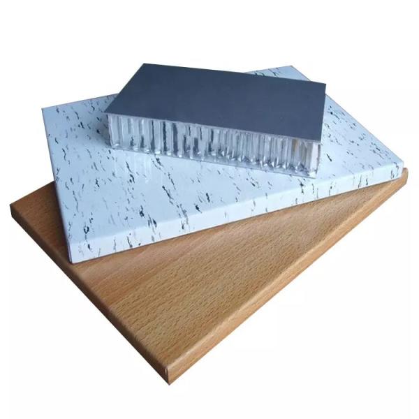 Placa de honeycomb de alumínio com resistência flexural ≥ 0,2 MPa Largura máxima 1500 mm Isolamento térmico ≥ 0,041 W/m.K