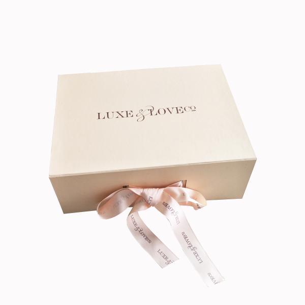 Magnetic Closure Paper Gift Box Foldable Pink Color For Slippers Packaging