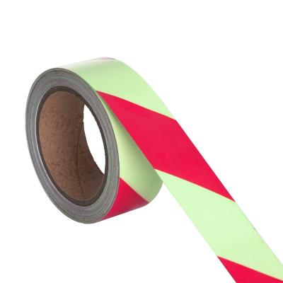 Luz fluorescente exterior na fita escura para segurança do palco