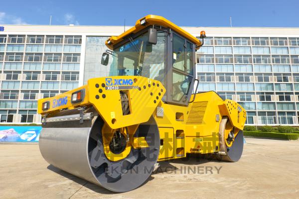 13ton XCMG XD133 Double Drum Roller China Stage III Road Construction Equipment